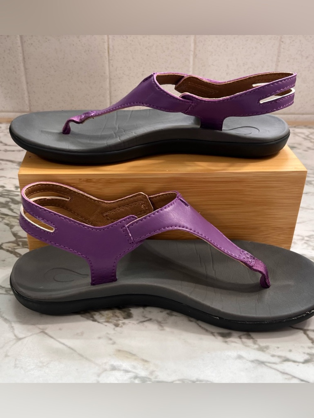 OluKai Eheu Girls Purple Leather T-strap Sandals in Crushed Grape/Charcoal